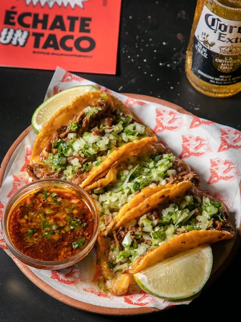 Tacos Cachondo servidos con salsa, limón y carne